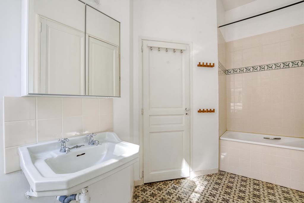 Salle de bain baignoire immeuble de rapport à Lille