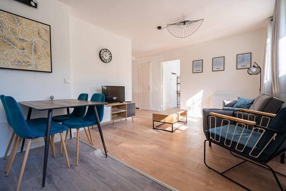 Salon d'une grande colocation à Marseille