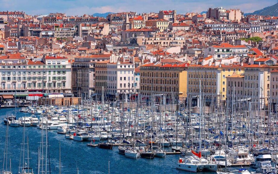 Plan large de Marseille depuis le vieux-port.